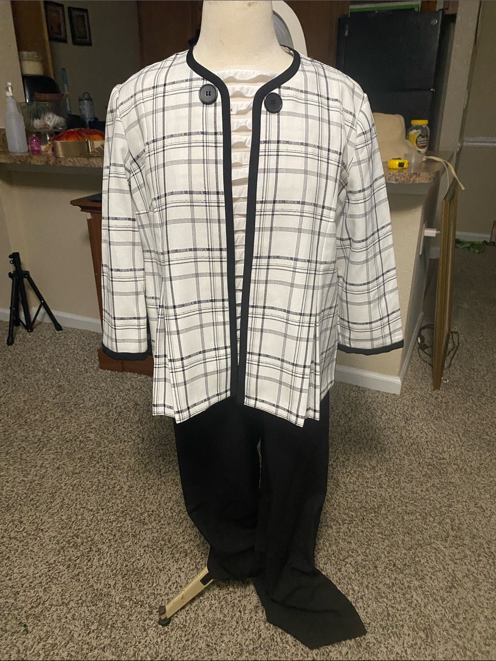 Black & White Plaid Open-Front Jacket - Women's get pants with it.
